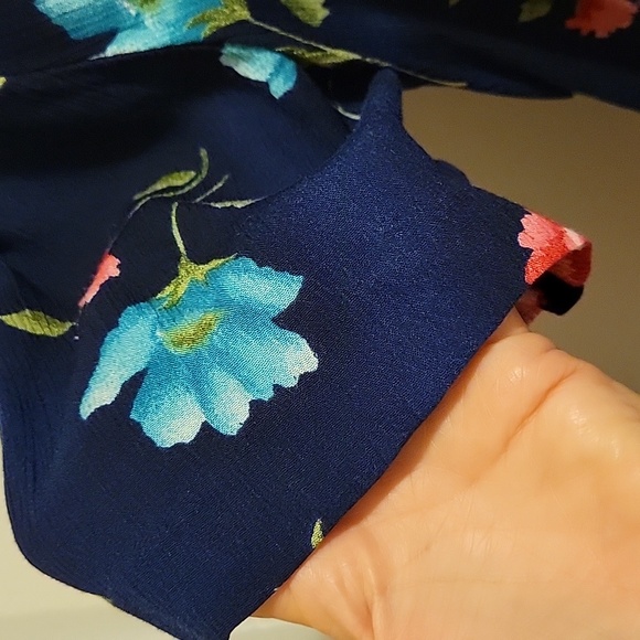 NWT: Jaclyn Smith Floral Keyhole Neck Shirt - Picture 3 of 9